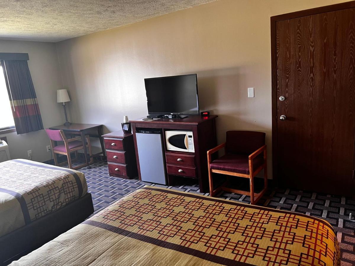 Sky Lodge Inn & Suites - Delavan Εξωτερικό φωτογραφία