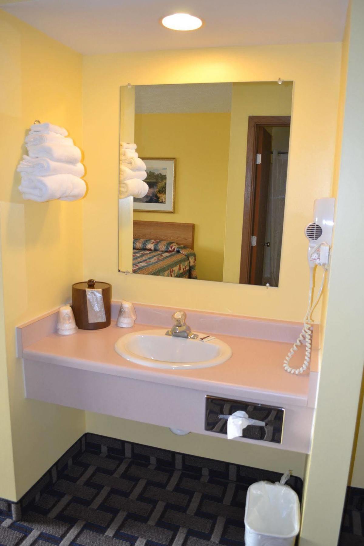 Sky Lodge Inn & Suites - Delavan Εξωτερικό φωτογραφία