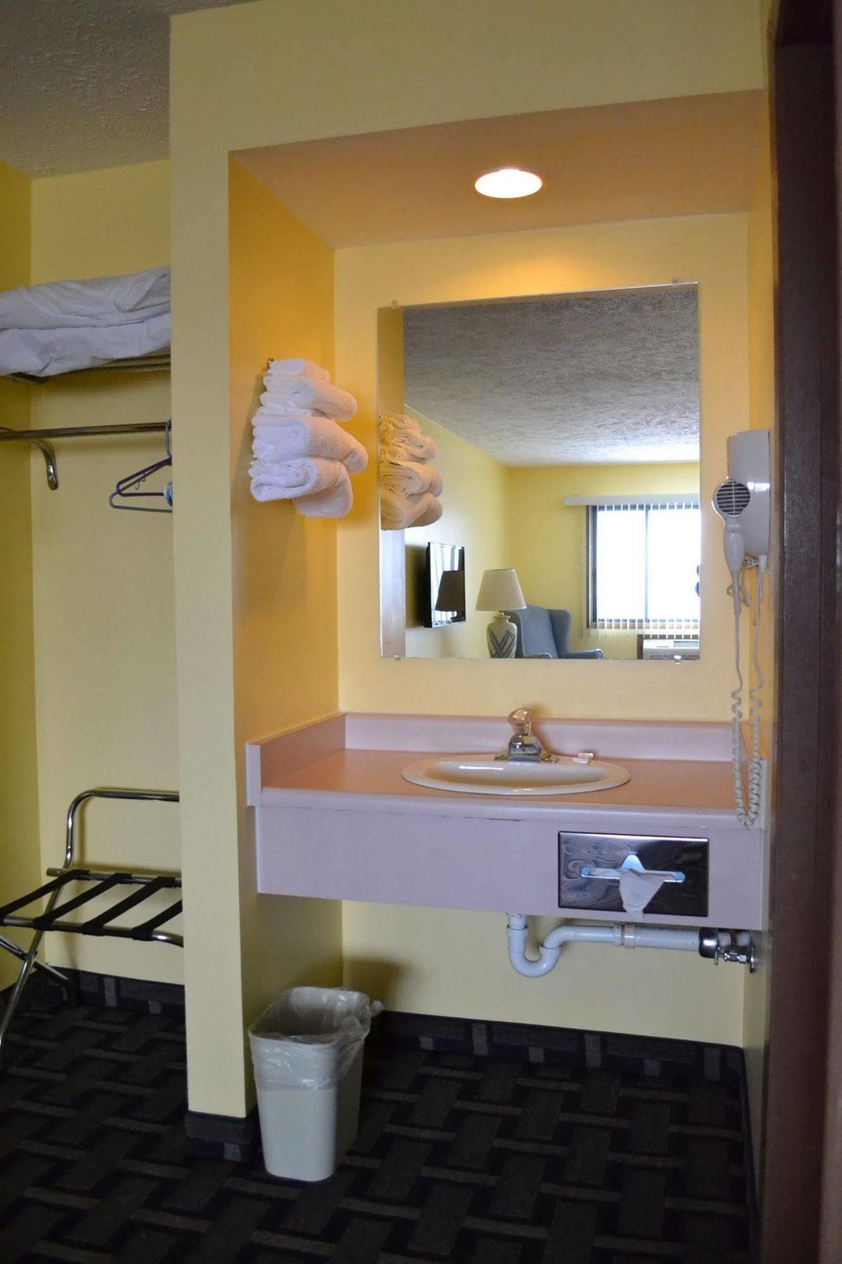 Sky Lodge Inn & Suites - Delavan Εξωτερικό φωτογραφία