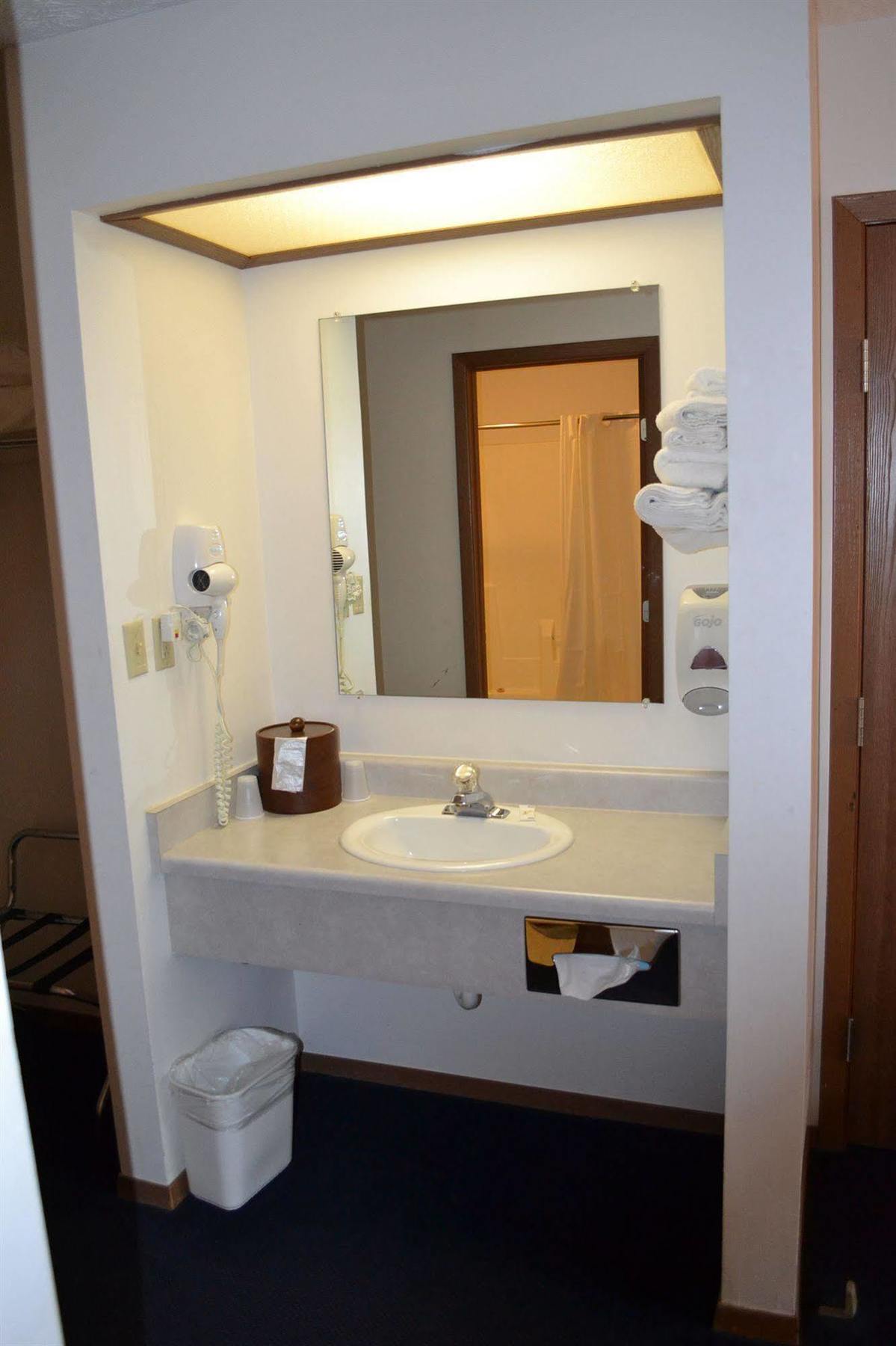 Sky Lodge Inn & Suites - Delavan Εξωτερικό φωτογραφία