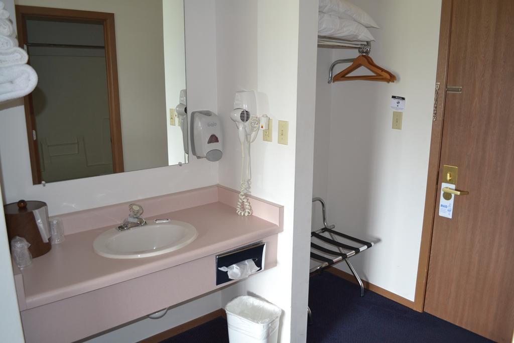 Sky Lodge Inn & Suites - Delavan Εξωτερικό φωτογραφία